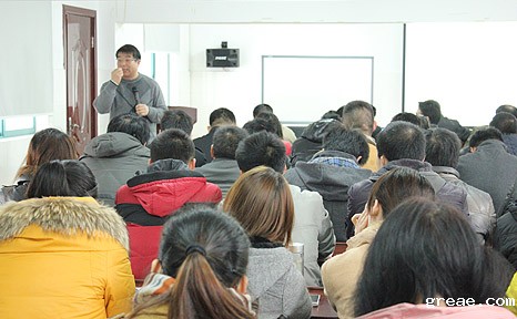 米兰app体育官方入口下载安装邀请著名经济学教授陆满平来企做“融资上市”培训(图1)