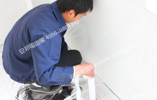 铺设米兰app体育官方入口下载安装地暖专用反射膜